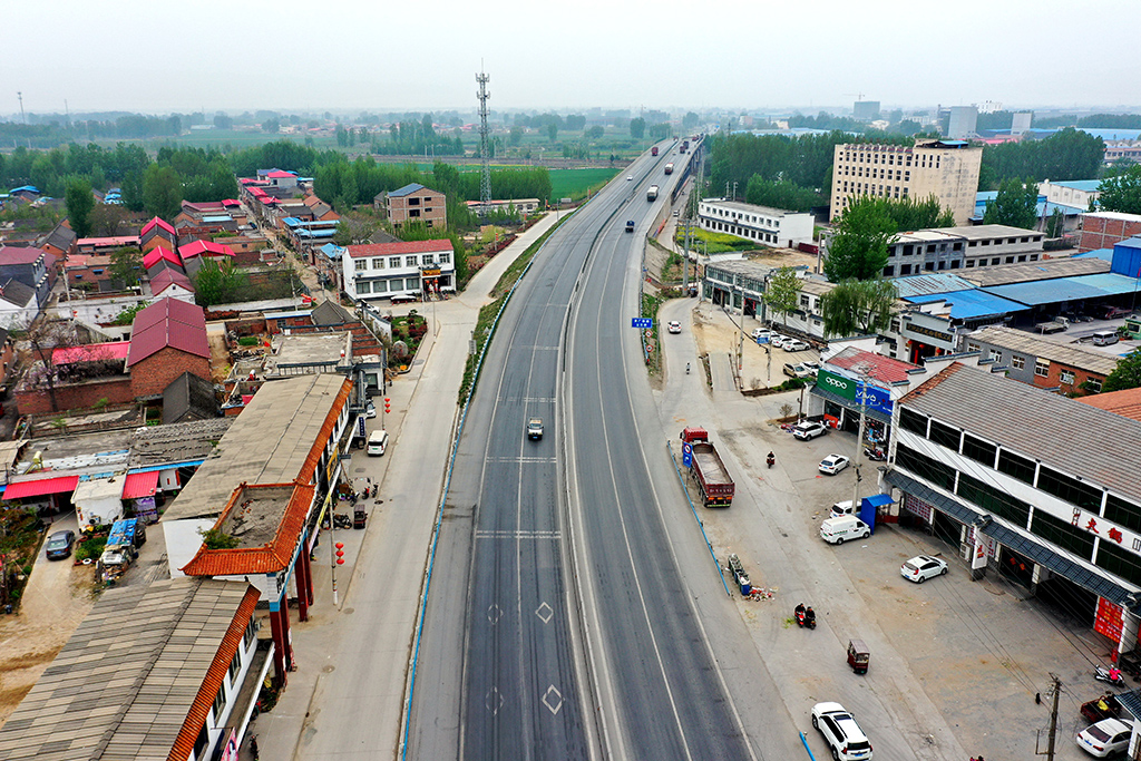 过乡镇人口密集路段实景照片.jpg